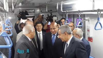 وزيرا الصناعة والنقل يشهدان تسليم 11 عربة قطار مكيف 