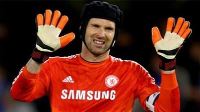 بالصور.. جماهير أرسنال تسخر من بيتر تشيك