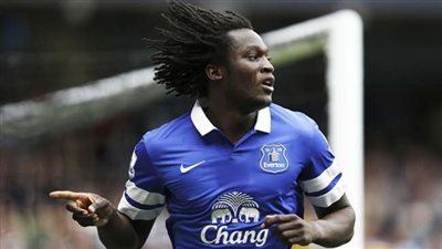 بالفيديو.. لوكاكو يحتضن مشجعة بسبب تسديدة طائشة