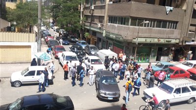 بالصور.. طلاب الثانوية العامة يقطعون الطريق أمام وزارة التعليم