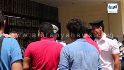 تفاوض إحدى قيادات الأمن مع الطلاب أمام وزارة التربية والتعليم 