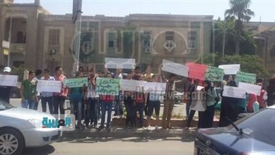 بالصور.. وقفة لطلاب الثانوية احتجاجًا على تخصيص 10 درجات للحضور بالغربية