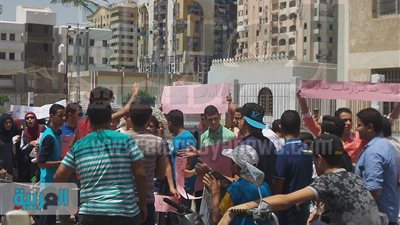 بالصور.. احتجاج طلاب الثانوية العامة بالإسماعيلية اعتراضًا على قرارات الوزير 