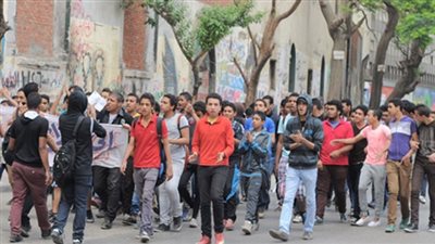 وقفة احتجاجية لطلاب الثانوية احتجاجًا على قرار الغياب