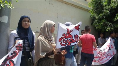 وقفة احتجاجية لطلاب الثانوية العامة امام وزراة التربية والتعليم 