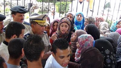 تجمهر طلاب التجارة بالبحر الأحمر اعتراضا على التوزيع الجغرافى 