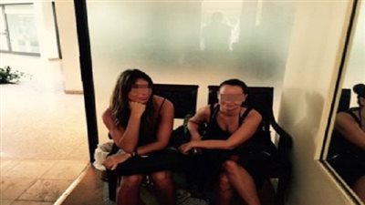 حبس فتاتين من سلوفاكيا تمارسان الدعارة مع رجل أعمال بفندق في القاهرة