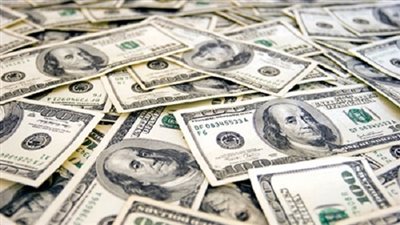 ضبط راكب مصري حاول تهريب 110 آلاف دولار إلى الإمارات بمطار القاهرة