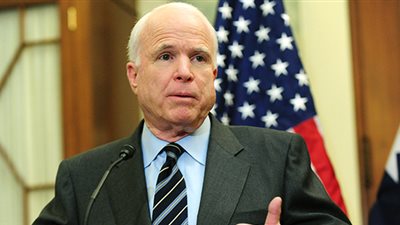 جون ماكين يصل الى السويد لبحث قضايا دولية