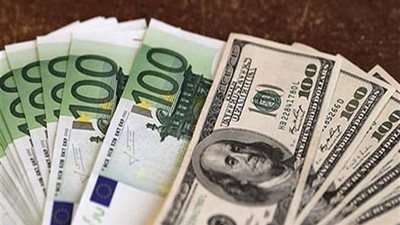 الدولار يرتفع بعد بيانات.. والاسترليني يتألق لتفاؤل بشأن الفائدة