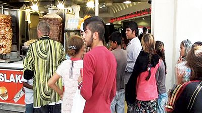 تركية تطعم 35 طفلا سوريا بمطعم وتهرب دون دفع الحساب