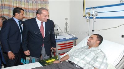 وزير الزراعة يزور مصابي الهجوم الإرهابي بمحور 26 يوليو