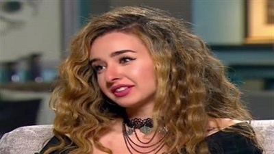 هنا الزاهد توقع عقد 