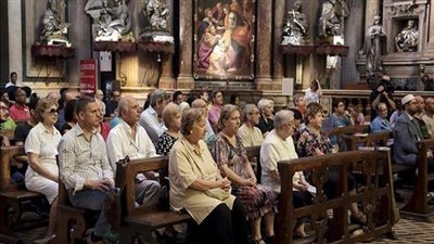 آلاف الفرنسيين يحضرون مراسم تشييع كاهن مقتول بأيدي 