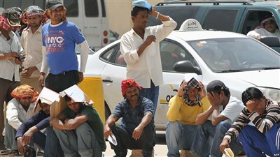 آلاف العمال الآسيويين الذين صرفوا من عملهم عالقون في السعودية