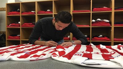 بالصور.. رمضان صبحي يختار قميص الأهلي مع ستوك سيتي