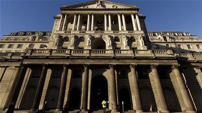 بنك إنجلترا يخفض سعر الفائدة لتقليل أضرار 