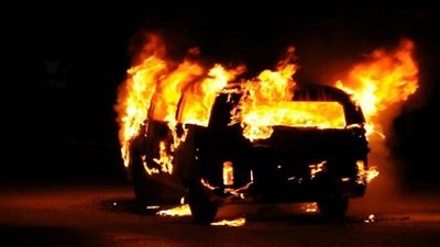 حريق يلتهم سيارة ميكروباص أعلى طريق الأوتوستراد 