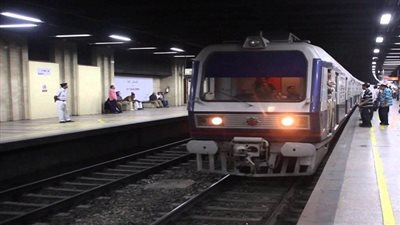 نجاة شاب من الموت عقب سقوطه أسفل قطار بمترو السادات 