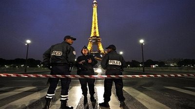 بالفيديو.. اللحظات الأولى لإخلاء برج إيفل بسبب وجود قنبلة