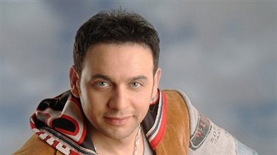 مصطفى قمر ينشر صورته مع شقيقه على 