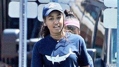 بالصور.. ابنة أوباما تعمل في مطعم عربي خلال إجازة الصيف