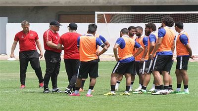 محاضرة فنية للاعبي الأهلي ومران خفيف استعدادًا للزمالك