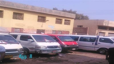 بالصور.. سائقو موقف العياط يضربون عن العمل للمطالبة بتطويره 