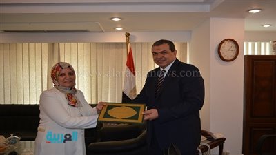 وزير القوى العاملة يكرم مدير 