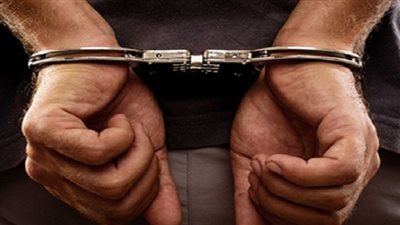 ضبط صاحب محل لإتجاره بالسجائر في السوق السوداء بعابدين