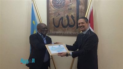 مدير الأكاديمية الدبلوماسية الكونغولية يهدي سفير مصر شهادة تقدير