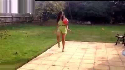 بالفيديو.. حسناء تستعرض مهارتها في كرة القدم: 