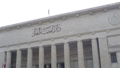 وصول الضابطين المتهمين بقتل عامل مركب لـ