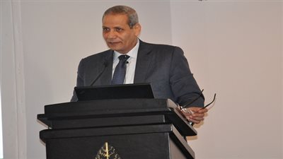 وسط زغاريد الأهالي.. تكريم أوائل الثانوية العامة والدبلومات الفنية.. وزير التعليم يمنح المتفوقين أجهزة 