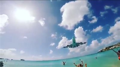 بالفيديو.. طائرة عملاقة تهبط على شاطئ الكاريبي وتروع المصطافين