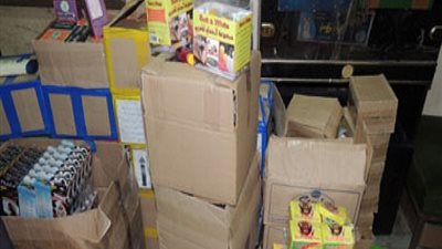 ضبط 1130 عبوة مستحضرات تجميل مجهولة المصدر بالموسكي