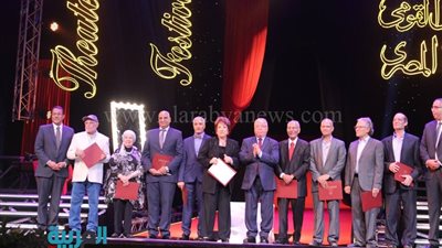 بالصور.. وزير الثقافة يكرم لجنة تحكيم المهرجان القومي للمسرح