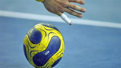 شاهد.. لاعب منتخب اليد يشارك في مباراة السويد بـ