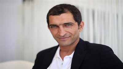 عمرو واكد يعلن تقديم دورات مجانية في التمثيل