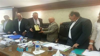 محافظ الجيزة يكرم مدير العلاقات العامة