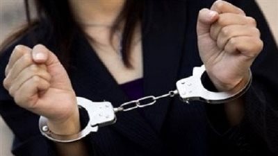 ضبط ربة منزل أثناء توزيعها المخدرات 