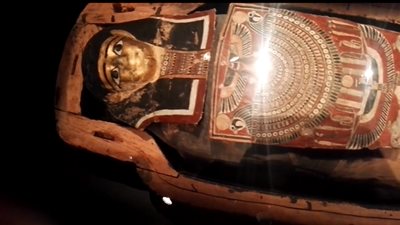 بالفيديو.. مرشد سياحي إسرائيلي يعرض مومياء كبار الكهنة المصريين