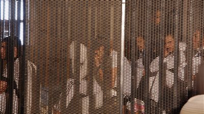 والدة متهم تحتضن ابنها أمام المنصة بعد سماح القاضي لها برؤيته 