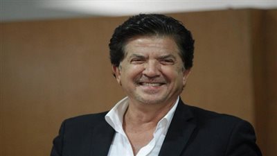 وليد توفيق يهدي فريق اللاجئين في الأولمبياد أغنية 