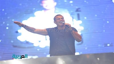 عمرو دياب يظهر مفتول العضلات.. وجمهوره: 