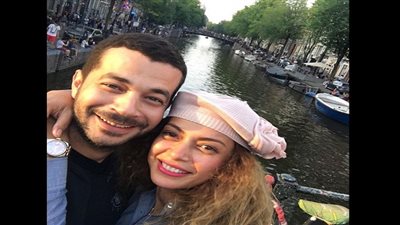 صورة داليا مصطفى وزوجها شريف سلامة تشعل 