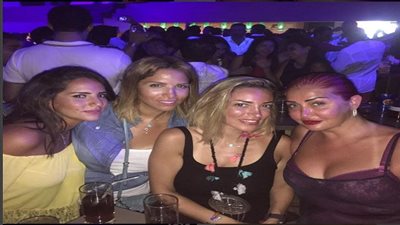 غادة عبدالرازق تثير الجدل بملابسها شبه العارية في ملهى ليلي