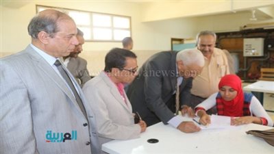 بالصور.. محافظ السويس يتفقد اختبارات قبول مدرسة الصناعات المتقدمة