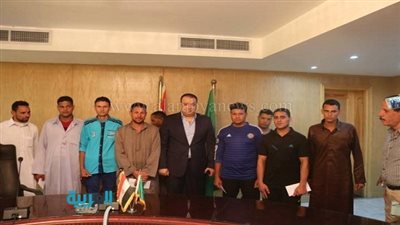 بالصور.. محافظ الفيوم يلتقي بالمختطفين العائدين من ليبيا
