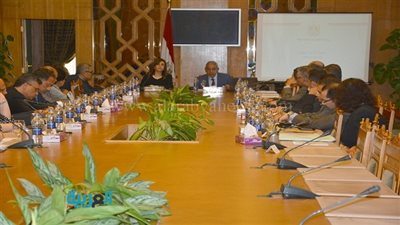 وزير الصناعة يستعرض مع سفراء مصر الجدد دعم 